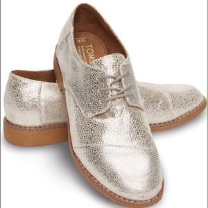 TOMS silver size 6 lace up oxford loafers